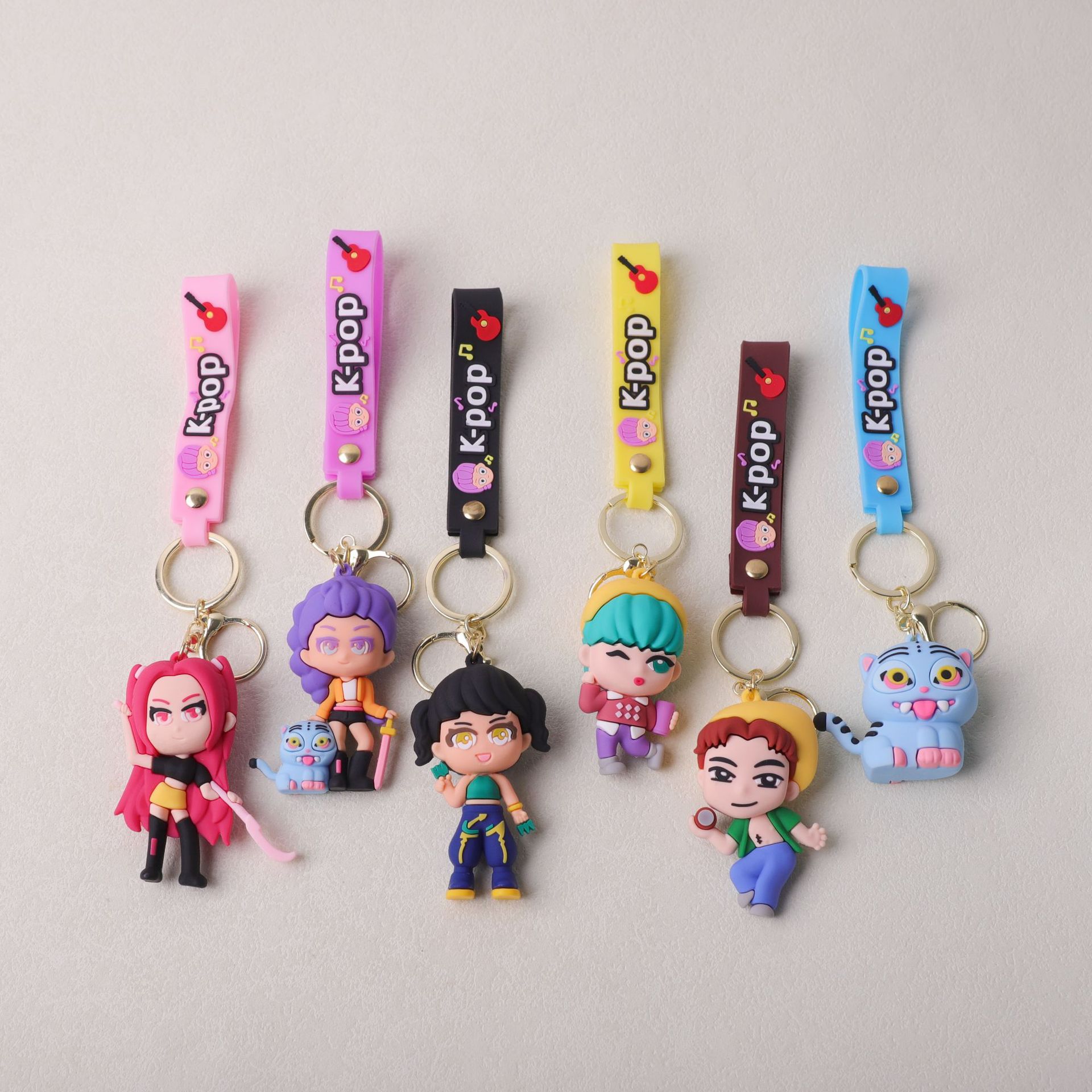 Explosiones transfronterizas KPOP caza de brujas colgantes de llaves animadas de alto valor de la cara accesorios de bolsas escolares al por mayor