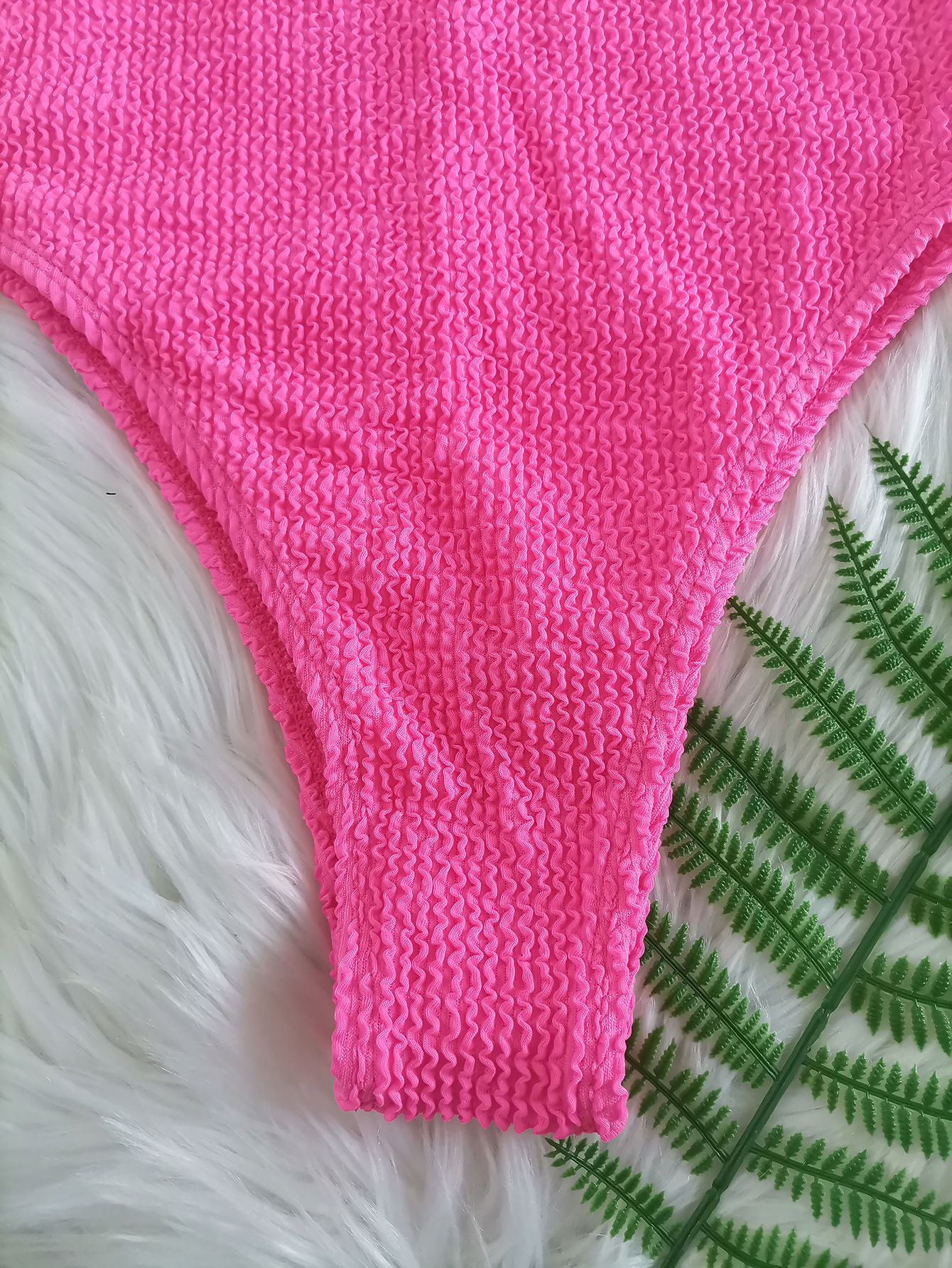 Tejido especial al aire libre de deportes europeos y estadounidenses, cascada ondulada de color caramelo, traje de baño delgado y sexy para mujeres