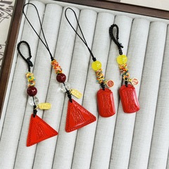 寺院と同じ天然辰砂キーホルダー三角形赤いカード歓迎辰砂ペンダント卸売お守り工場ペンダント