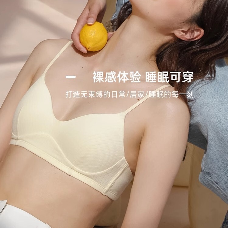 無痕下着の女性が小胸の平胸専用ブラジャーを集めています。夏の薄いタイプで快適です。|undefined