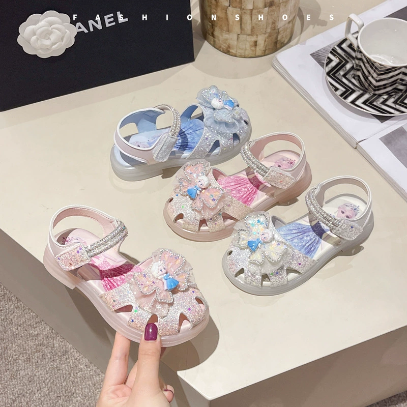 Детские летние сандалии 2025 года, новая модель, с бантом и стразами, в стиле принцессы, закрытые, с защитой от ударов, нескользящие, для малышей