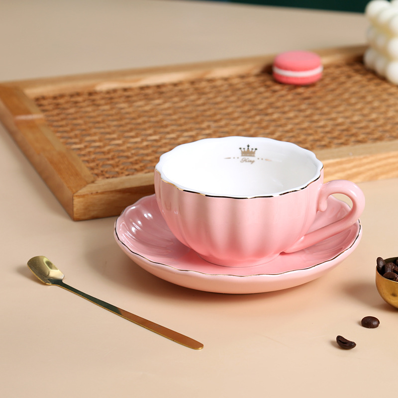 Estilo europeo retro hueso bajo China borde dorado calabaza taza de café y platillo taza de té de cerámica de estilo europeo traje taza de té de gama alta