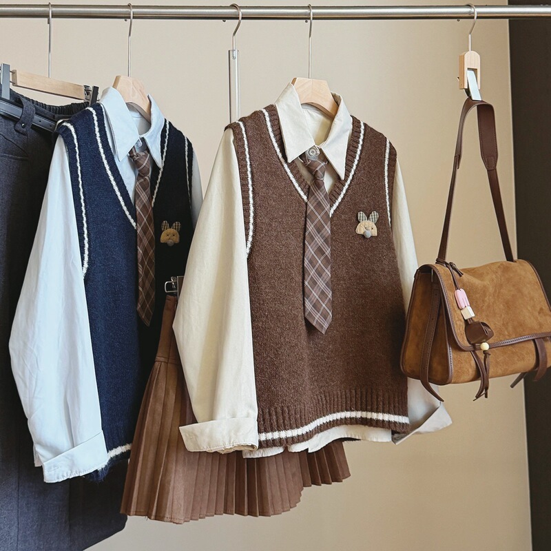 College-style knitted vest and long-sleeved shirt set for women, featuring a new autumn design, fashionable and age-reducing, and versatile as a two-piece outfit College-style knitted vest and long-sleeved shirt set for women, featuring a new autumn design, fashionable and age-reducing, and versatile as a two-piece outfit