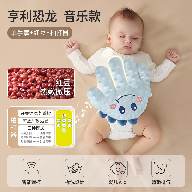 Bebé acariciando el sueño, tranquilizando las palmas, persuadiendo al bebé para que duerma, el bebé se acuesta, persuade al bebé para que se duerma y duerma, bofetada en febrero