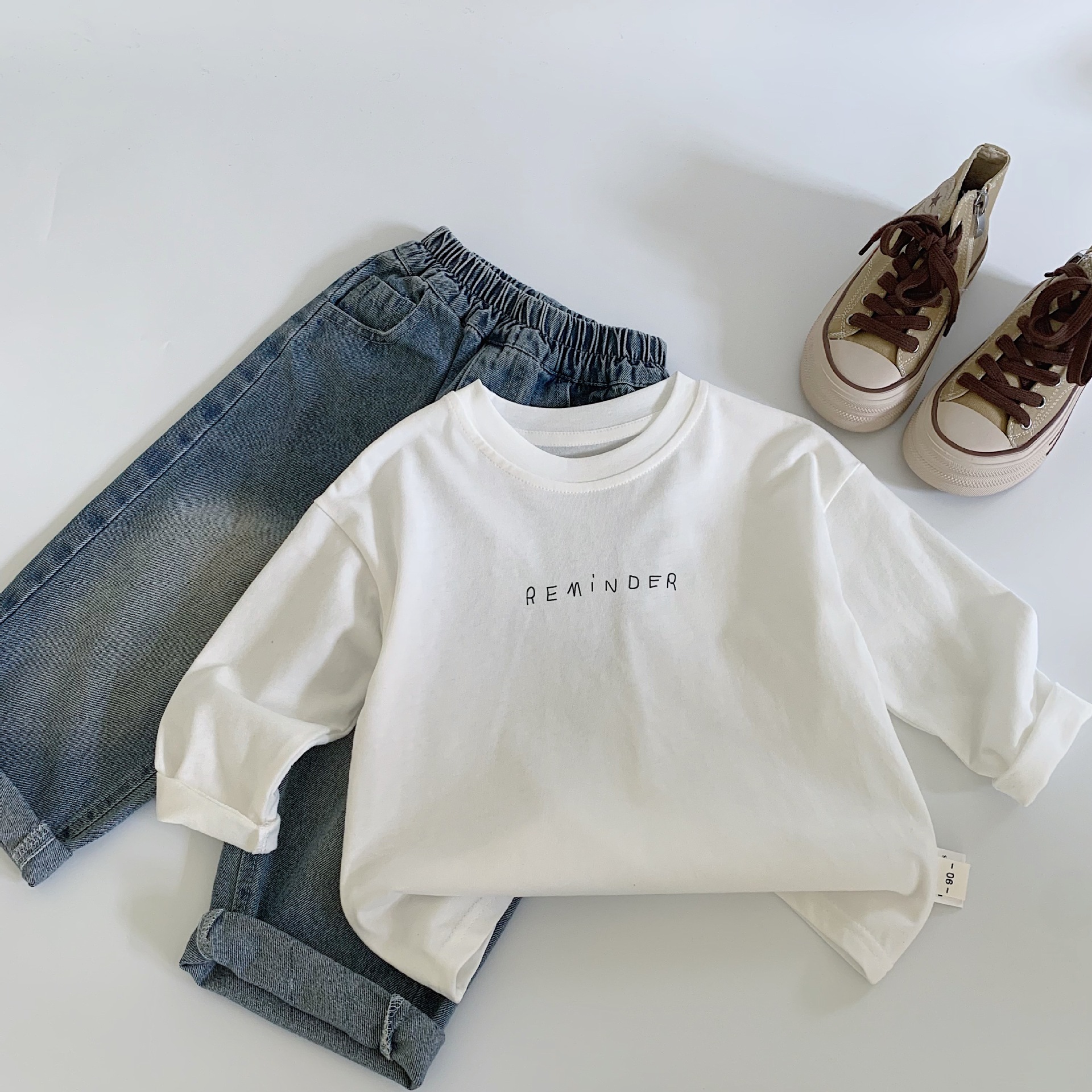 Camiseta infantil Mai Bao2025 primavera algodón nuevo estilo para niños coreanos blindaje suelto letras de color funda t