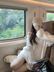 ミンクの毛の白い肩の長袖のセーターの婦人服の柔らかいモチモチのニットの中で長いタイプの怠惰でゆったりしているセーターの女性