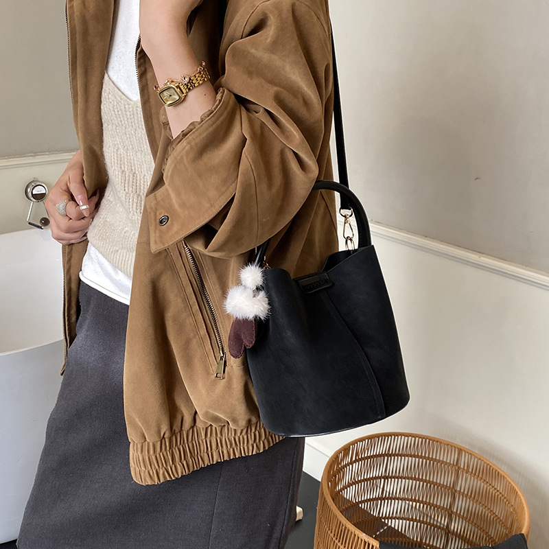 Bagos de cubo de mano de alta sensación de 2025 nuevo retro de hombro de una mujer bolso de alta sensación de bolso de mujer