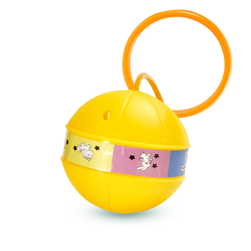 光る跳ねるボールの子供の閃光の夜光の片足はボールを振ります。|undefined