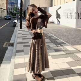 法式复古咖色格纹连衣裙套装女2026春季气质针织罩衫吊带裙两件套