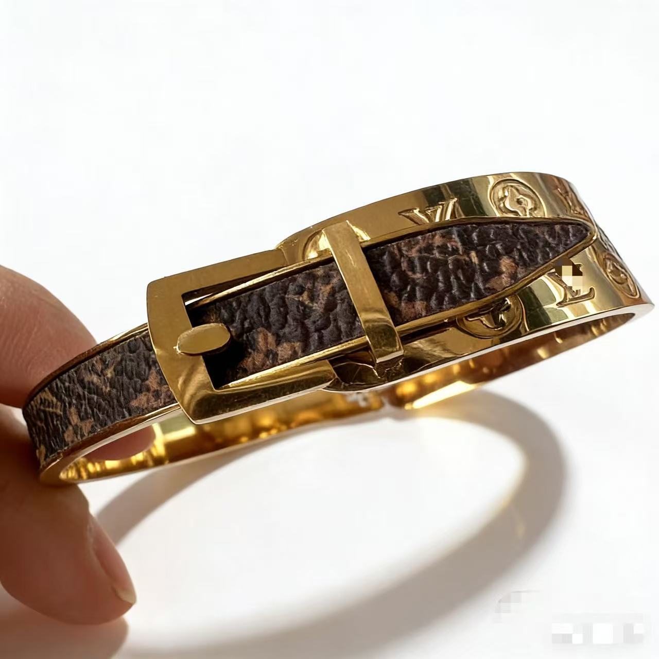 2025 新しいヨーロッパとアメリカのビッグブランドチタン鋼ブレスレット非退色ステンレス鋼ブレスレットバックルオープニングハンドジュエリー卸売