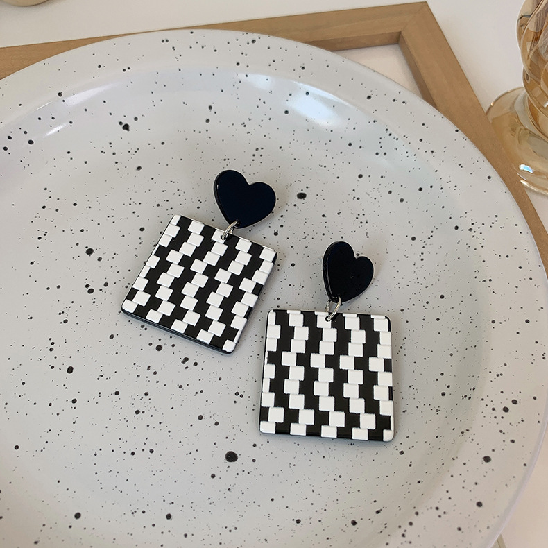 Retro Black White Checkerboard Heart Square Acrylic Earrings Wholesale Nihaojewelry display picture 9