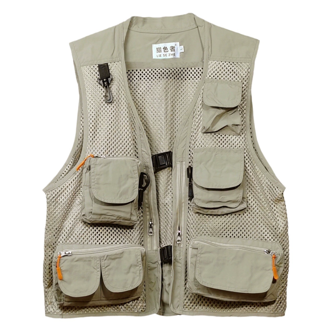 Мужской сетчатый рабочий жилет с множеством карманов и логотипом, в стиле рабочей одежды с отражающими полосами для волонтеров.