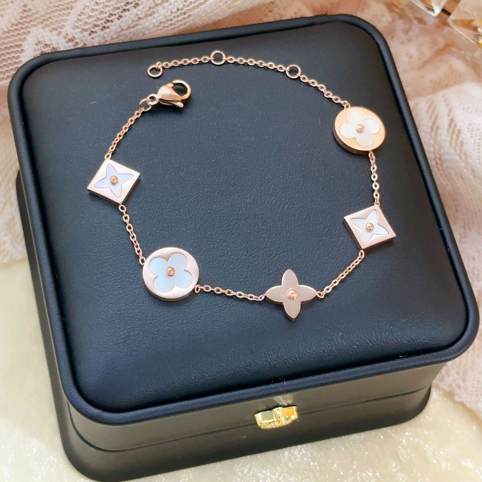 Nuevo acero de titanio en caliente blanco concha de cuatro hojas collar de hierba para mujeres ins estilo universal nicho 18K oro no se desvanece joyería