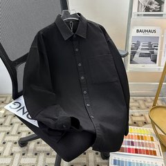 春と秋の長袖のシャツの男性の純色はカジュアルな香港風の日系の青少年のごろつきのハンサムでゆったりしているファッションのシャツの中でシャツを掛けます。