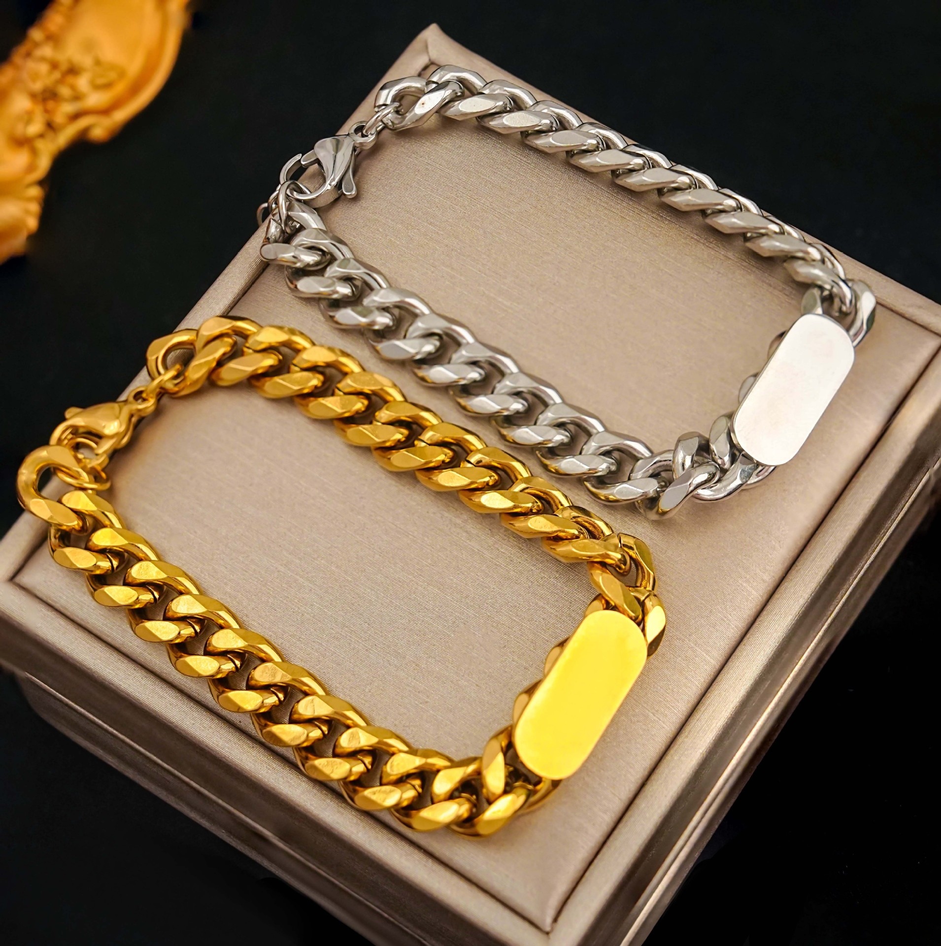 European and American Hip-Hop Thick Chain Titanium Steel Bracelet for Women Ins Niche Design High-End Cuban Chain Men's Hand Jewelry Wholesale