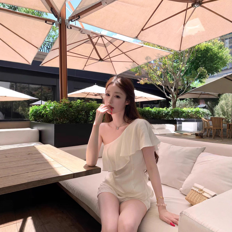 TZ6810纯欲风白色荷叶边斜肩上衣女夏季法式不规则露肩短款衬衣|undefined