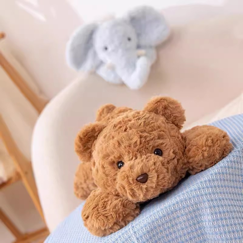 正規版のかわいいうつ伏せ姿のヒグマのウサギのぬいぐるみのぬいぐるみのぬいぐるみのアヒルのソファーの置物の子供は枕を抱いてかわいいです。|undefined