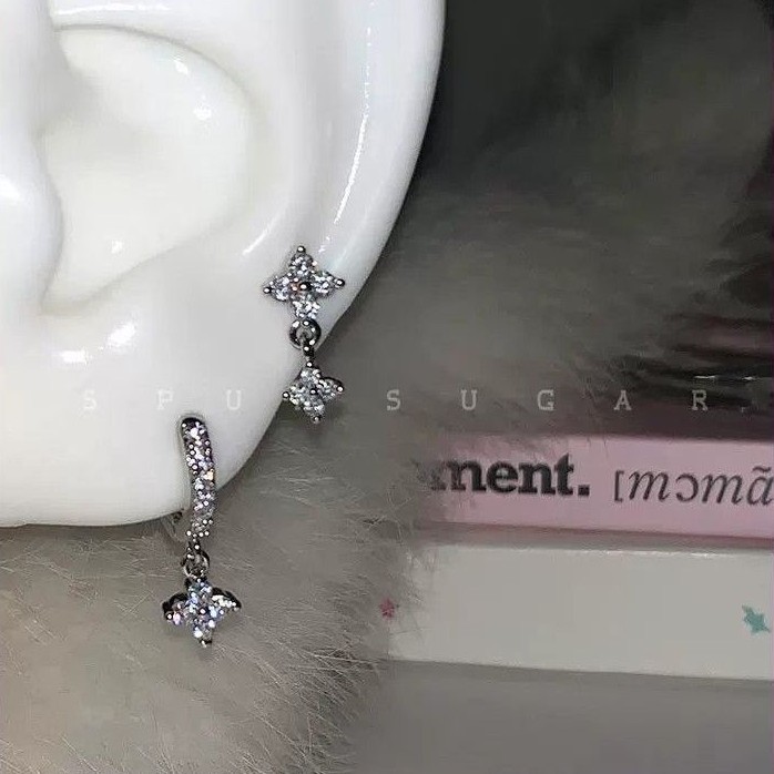 Double-ear piercing, four-leaf clover titanium steel earrings, unique gold-colored ear studs, niche and high-end earrings, ear hoops, ear accessories, and ear clips