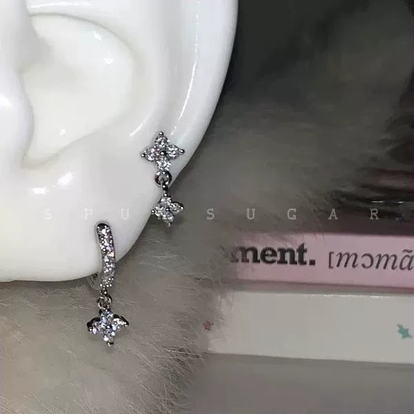Double-ear piercing, four-leaf clover titanium steel earrings, unique gold-colored ear studs, niche and high-end earrings, ear hoops, ear accessories, and ear clips