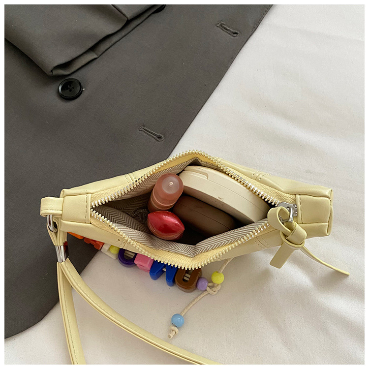 The cute horn bag with a niche neckline design is fashionable and trendy. The mini crossbody bag is in a solid color, simple and elegant with a high-end texture undefined