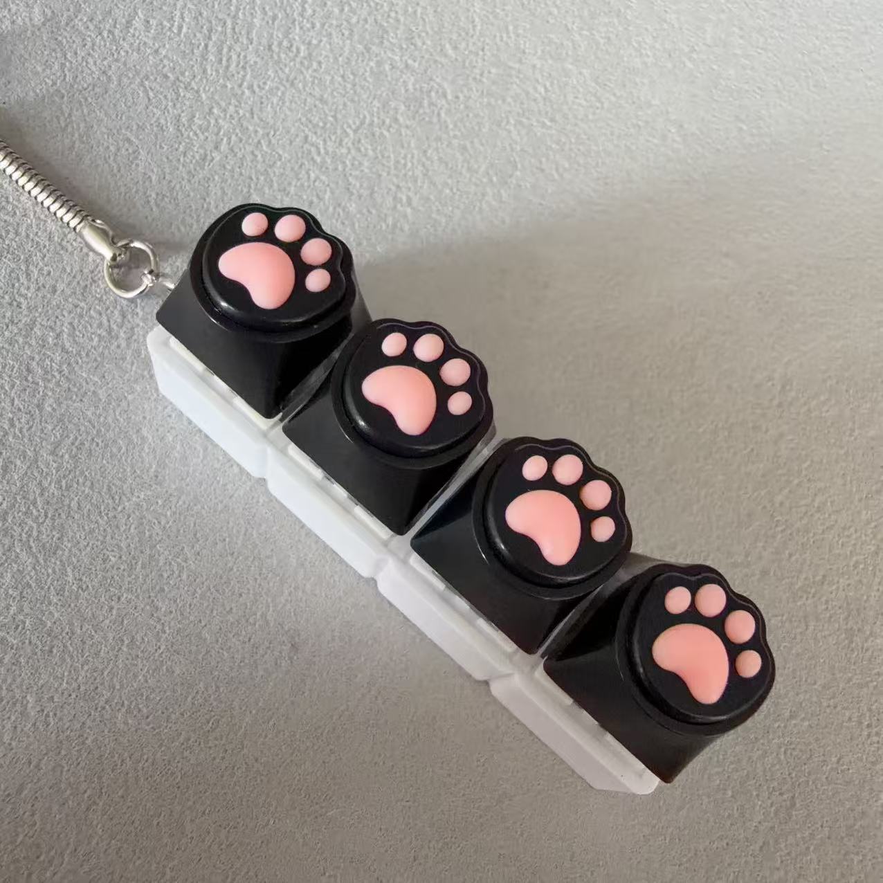 Four-button white shell - black silicone cat paw