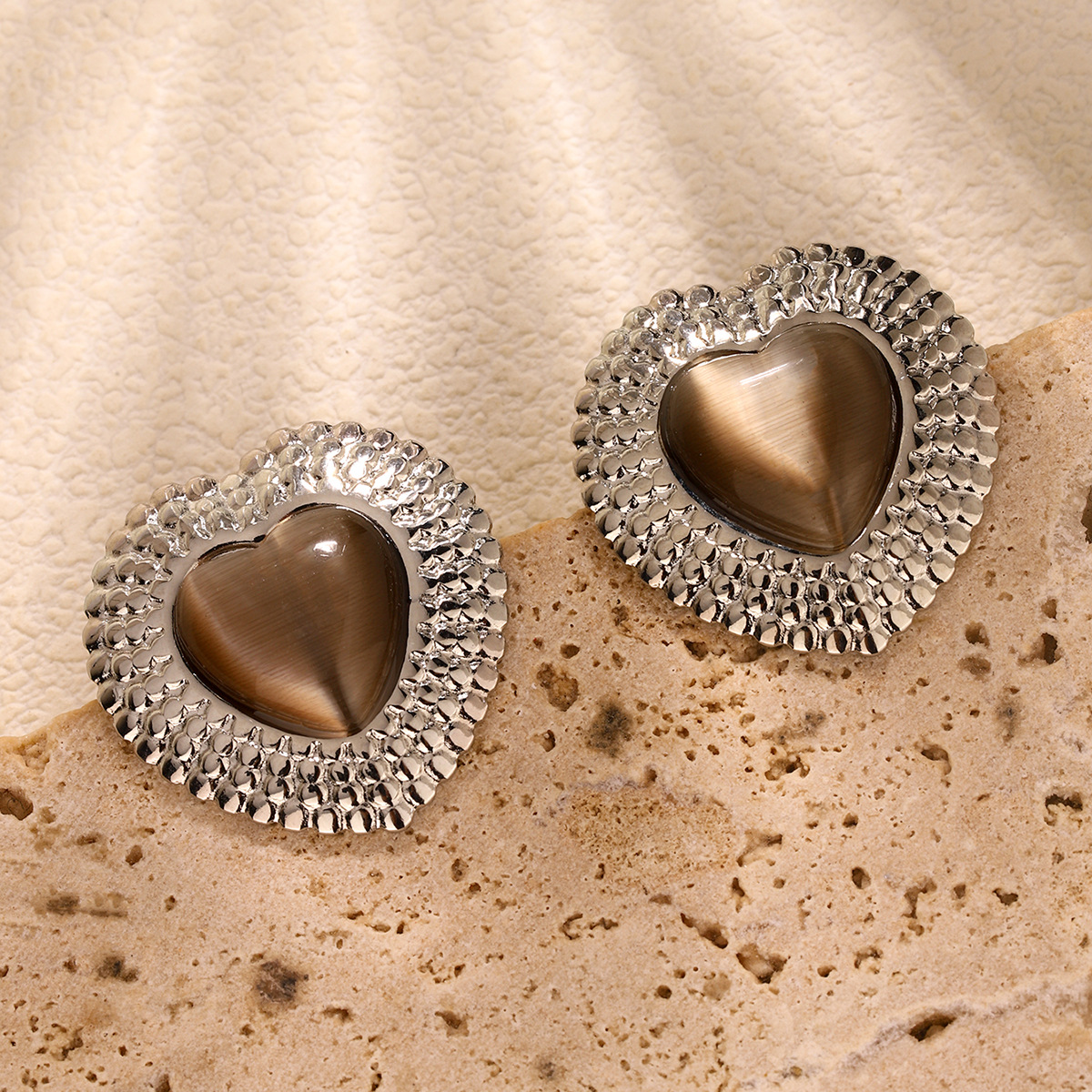 12g Weight 304 Stainless Steel Ear Needle Material Ear Studs Classification 1 Pair Quantity Casual, Shopping Occasion 304 Stainless Steel Material Heart Shape Pattern All Seasons Season Women's Gender Plating Design Vintage Style, French Style Style 1 Pair Vintage Style French Style Heart Shape Plating 304 Stainless Steel Ear Studs 4