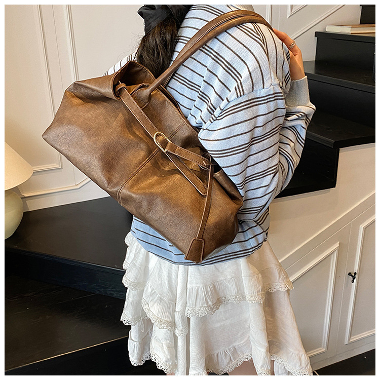The laid-back style large-capacity underarm tote bag for women in 2025, with a lock, is fashionable and versatile. It's a trendy single-shoulder bag for commuting undefined