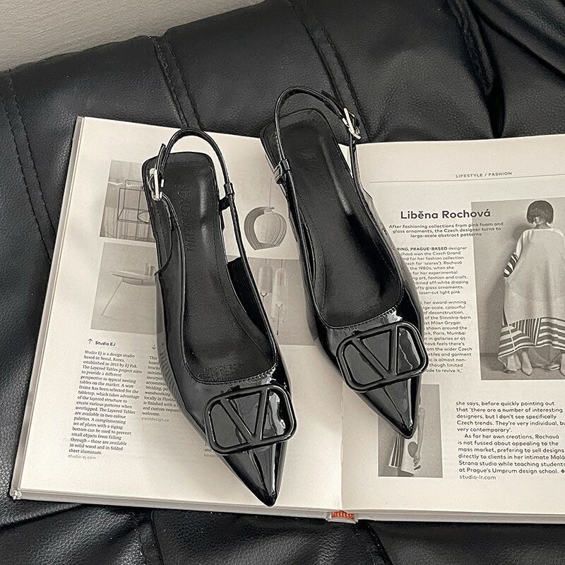 Fashionable and elegant high-heeled shoes for outdoor wear, 2026 new summer French style gentle temperament pointed toe chunky heel women's sandals