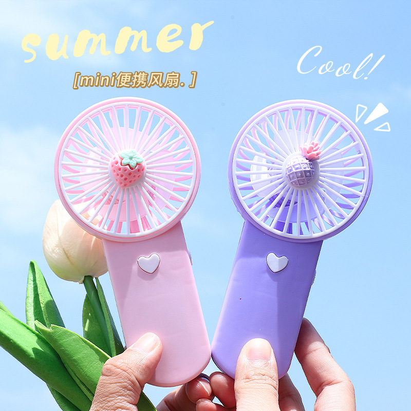 夏のミニアニメは色の小さい扇風機にぶつかって充電の怠け者の扇風機を持ってデスクトップの扇風機の幼稚園の贈り物を冷やします。|undefined