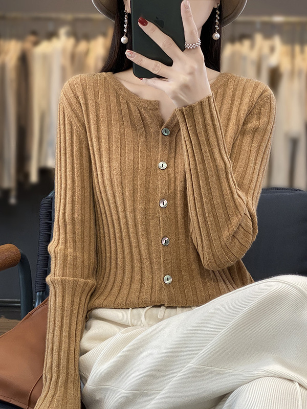 ニットのカーディガンの女性はvネックのコートを引きます。|undefined