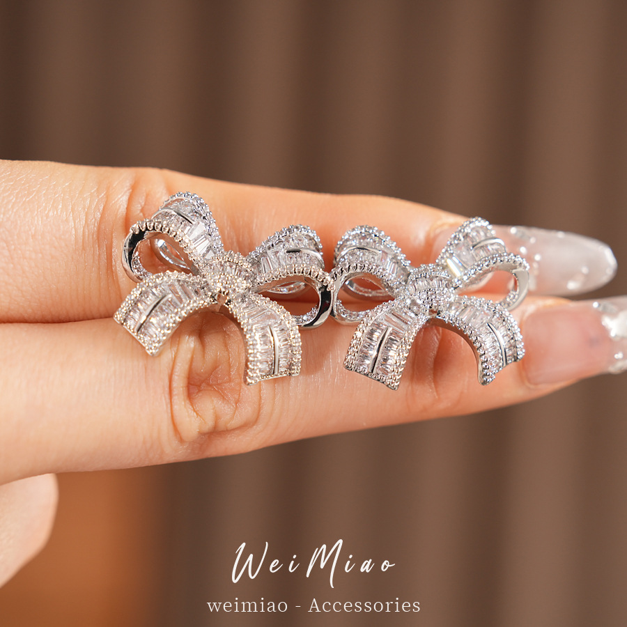 Aguja de plata zircon hueco arco pernos de arco ligero lujo de alta calidad sensación de aretes exquisitos de estilo de viaje al por mayor aretes de moda versátiles