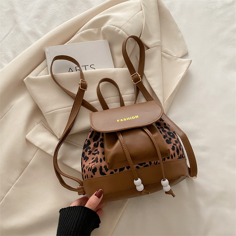 Bolso para mujeres 2024 nueva mochila retro de gran capacidad de moda versátil otoño invierno mochila de aire extranjero popular este año