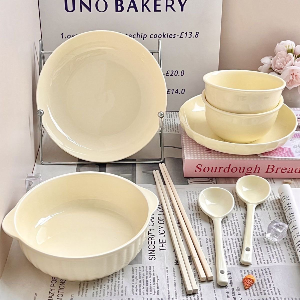 Wholesale of high-quality, aesthetically pleasing ceramic tableware sets for home use, including ceramic rice bowls, soup bowls, and round plates, featuring underglaze designs