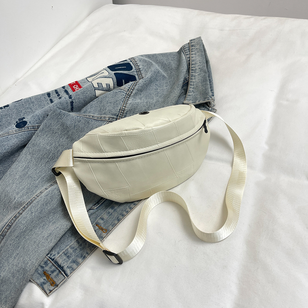 223g Weight Polyester Lining Material Zipper Closure Type Sling Strap Strap Type Fanny Pack Bags Type Casual, Daily, Shopping Occasion Nylon Material Cows, Solid Color Pattern All Seasons Season Women's Gender Basic Style Oval Shape Women's Basic Cows Solid Color Nylon Waist Bags 27