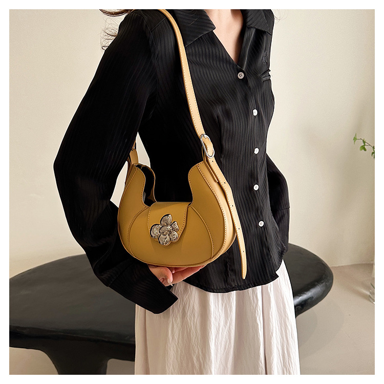 Women's Medium Pu Leather Solid Color Streetwear Pillow Shape Magnetic Buckle Crossbody Bag display picture 7