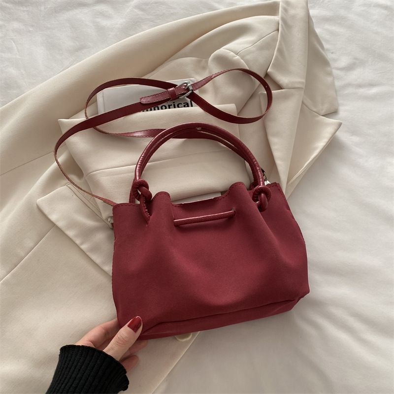 Bolso de mano de gran capacidad de viaje retro 2024 invierno nuevo estilo universal de alta sensación de hombro mochila bolso especial para mujeres