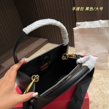 バッグ レディース ポータブル クロスボディバッグ 脇の下 V ハードウェア ショルダーバッグ クロスボディバッグ トート バケットバッグ ストリートトレンド|undefined