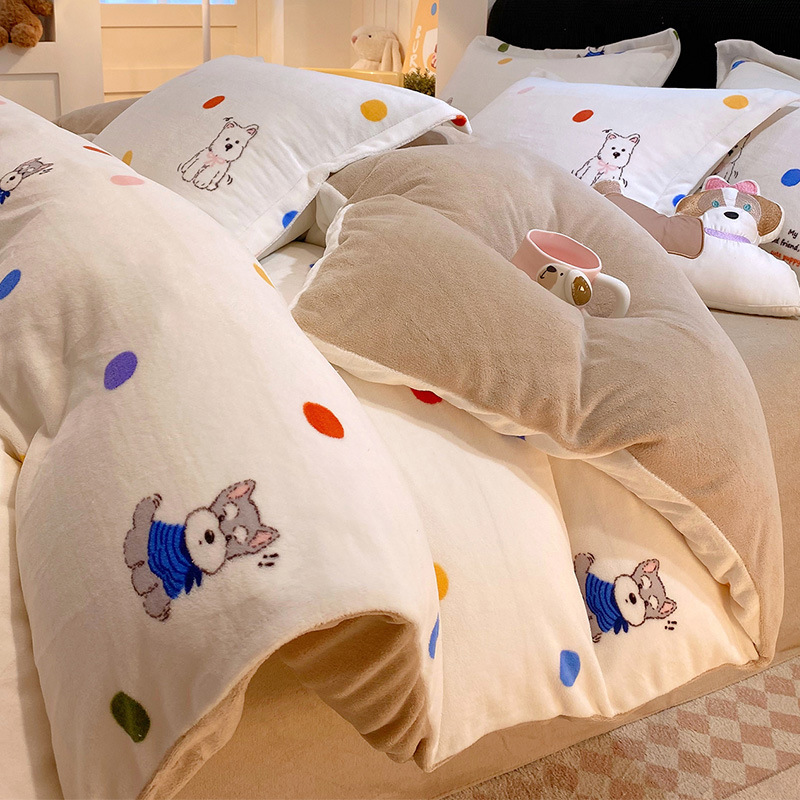 Cama de terciopelo de leche de cuatro piezas conjunto de 2025 coral terciopelo de coral sábanas calentadoras gruesas cubierta de edredón de cama de tres piezas conjunto de ropa de cama