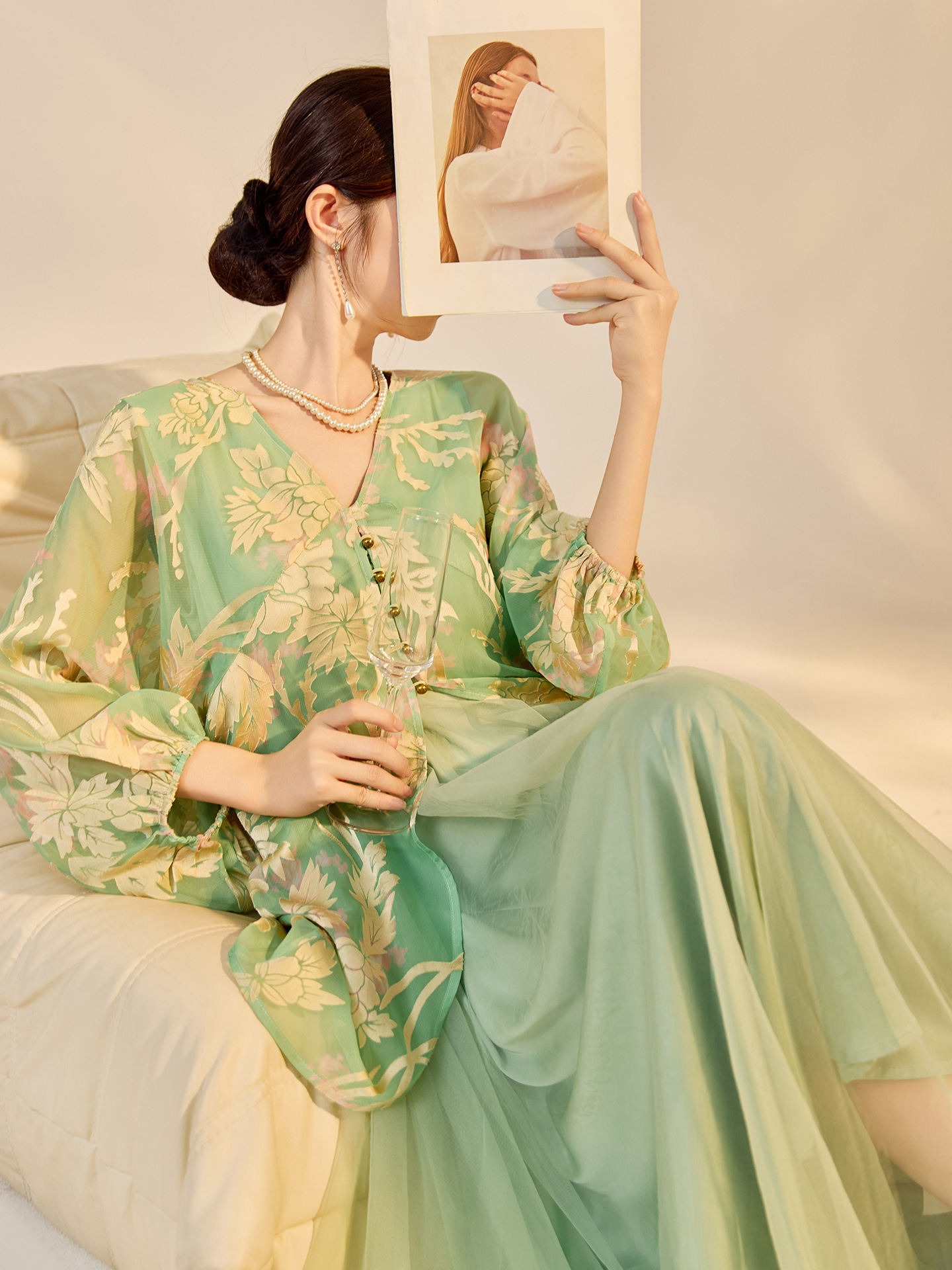 Đầm maxi nữ phong cách Trung Hoa cao cấp, tay dài, cổ cao, họa tiết in hoa cháy kết hợp ghép vải — bầu trời xanh, Màu trắng nhạt