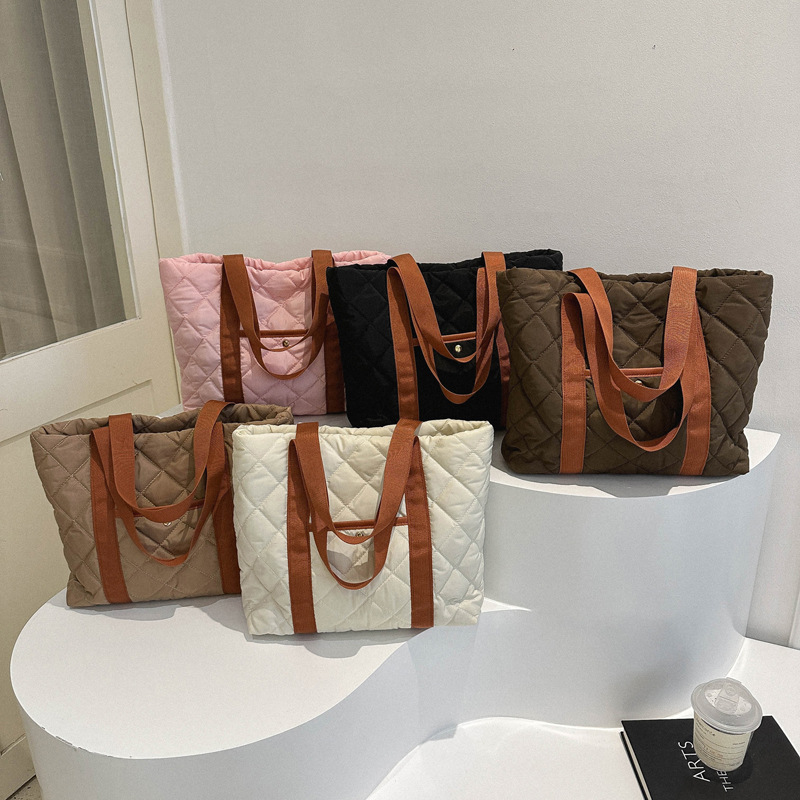 Bolsa de ropa de algodón, bolso de pluma de algodón de mujer, bolso coreano ligero 2025, nuevo estilo de aire extranjero, bolso de hombro de gran capacidad.
