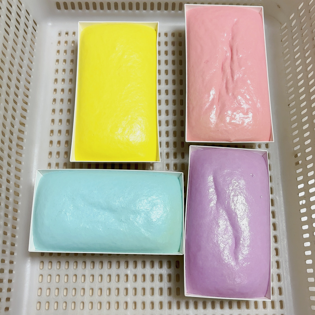 무작위 1가지 색상의 젖은 부드러운 직사각형 상자 느린 리바운드