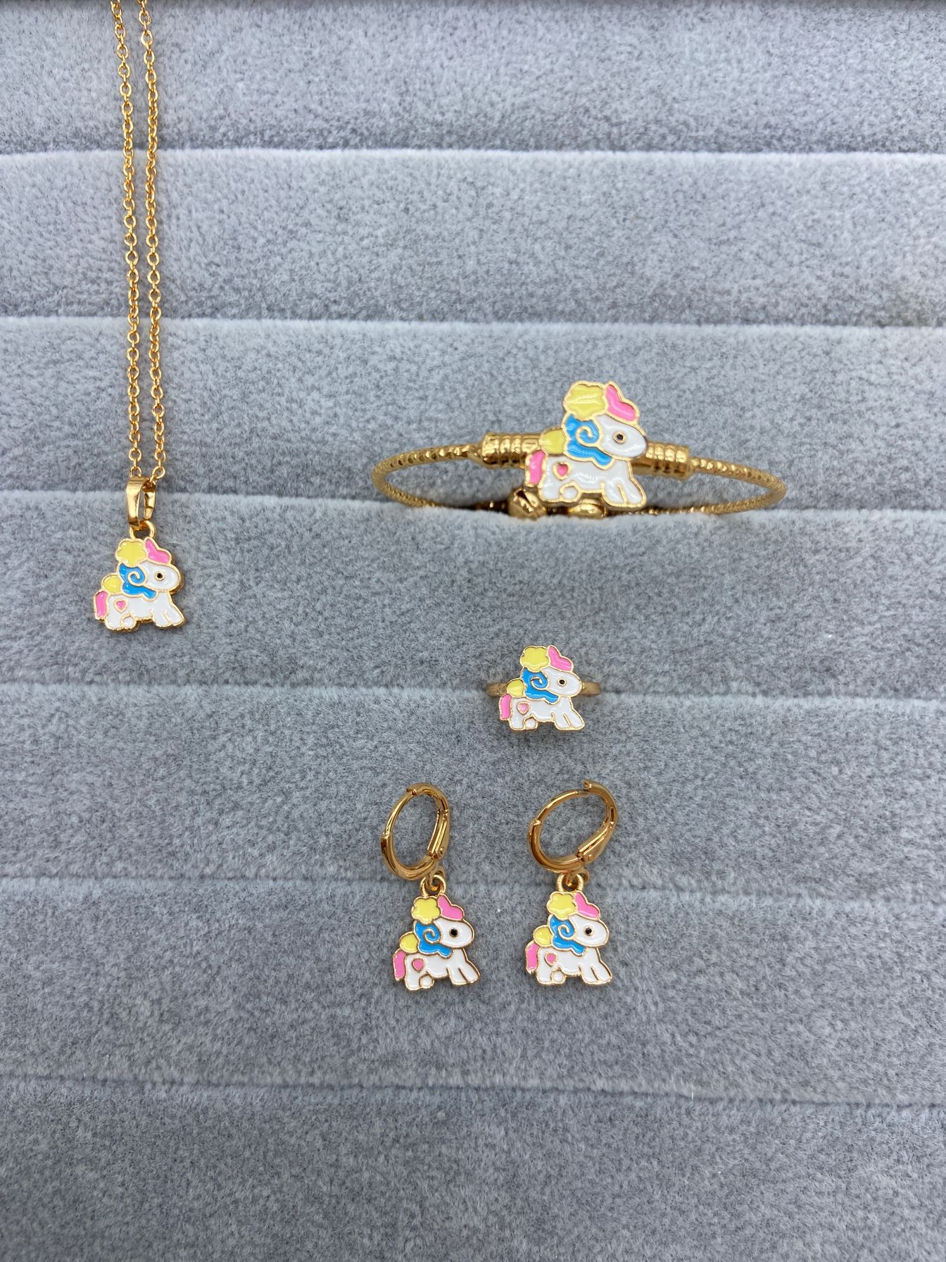Juegos de joyería para niños transfronterizos de dibujos animados lindos anillos pendientes brazaletes colgante collar adyacente de cuatro piezas