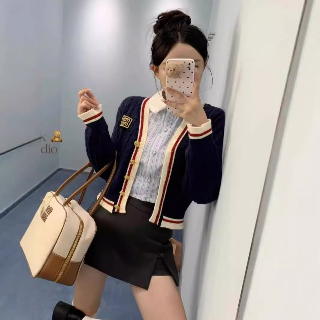 2024 가을과 겨울 새로운 MM 올바른 스웨터 카디건 재킷 스웨터 여성용 가을 및 겨울 코어 스핀 원사 니트 탑