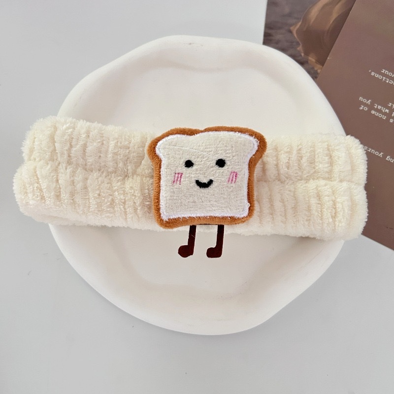 顔を洗って髪を洗って新型の少女の韓国の化粧をつけてマスクの専用のカチューシャをつけます。