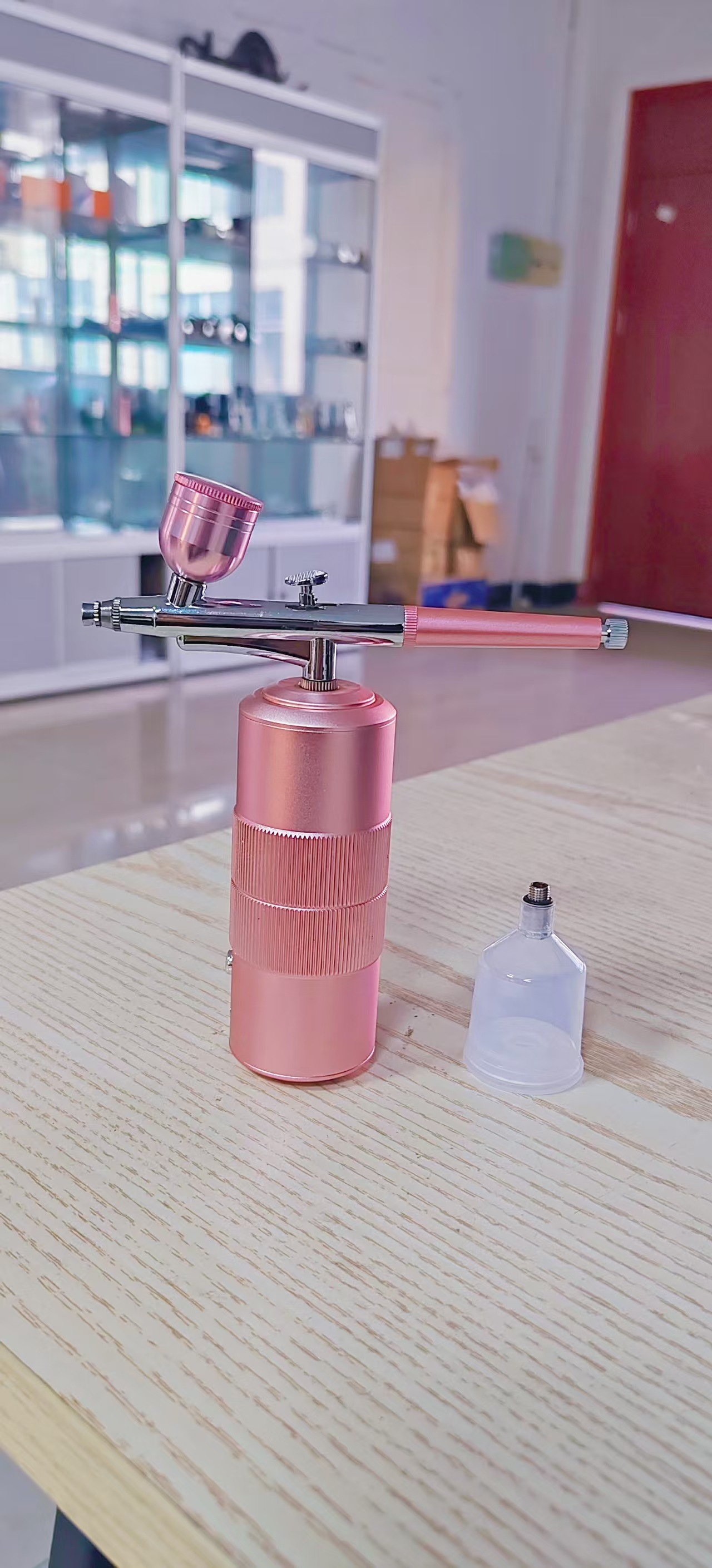 분무기 전체 세트의 핑크 플라스틱 냄비 20m 에 전달됩니다.