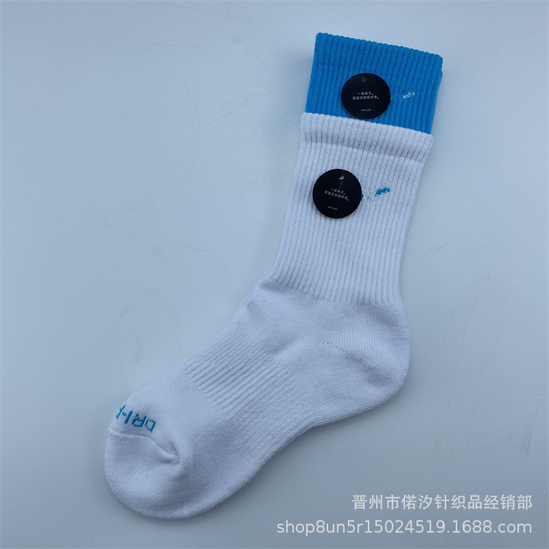 2023新品の偽の2つのつなぎ合わせのスポーツの靴下の中で筒の高い筒の男女の同項のマカロンカラーの厚いタオルの底