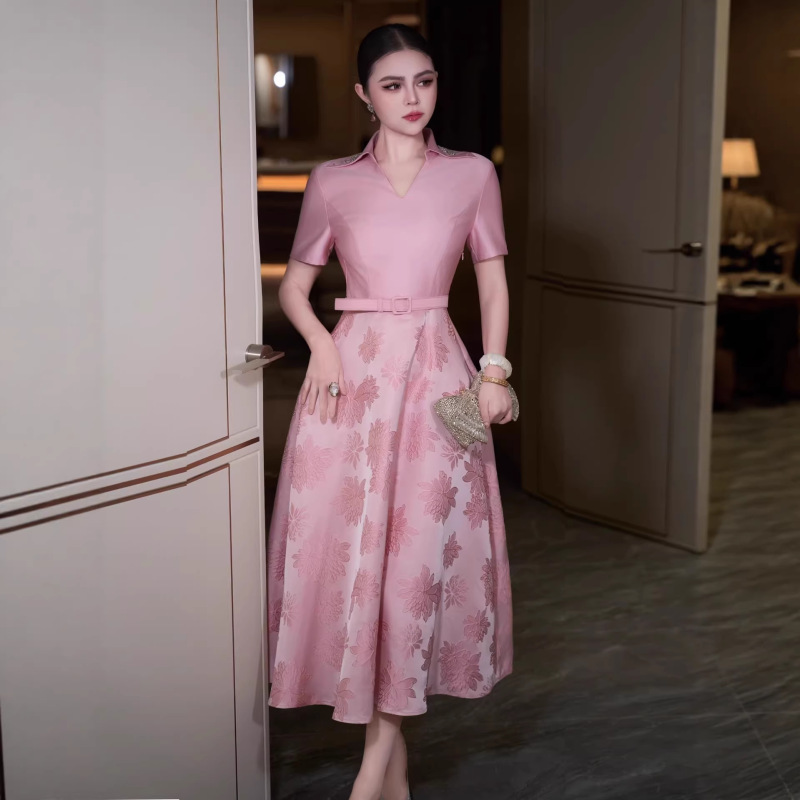 High-End Pink Floral Dress for Women, Short-Sleeved, V-Neck, Waist-Cinching, Large Hem Skirt, Mature and Elegant Style, Suitable for Wedding Banquets, Petite Size
