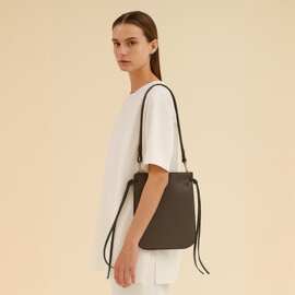 牛皮抽绳单肩包女新款简约ins风斜挎包小众设计感腋下包手提女包