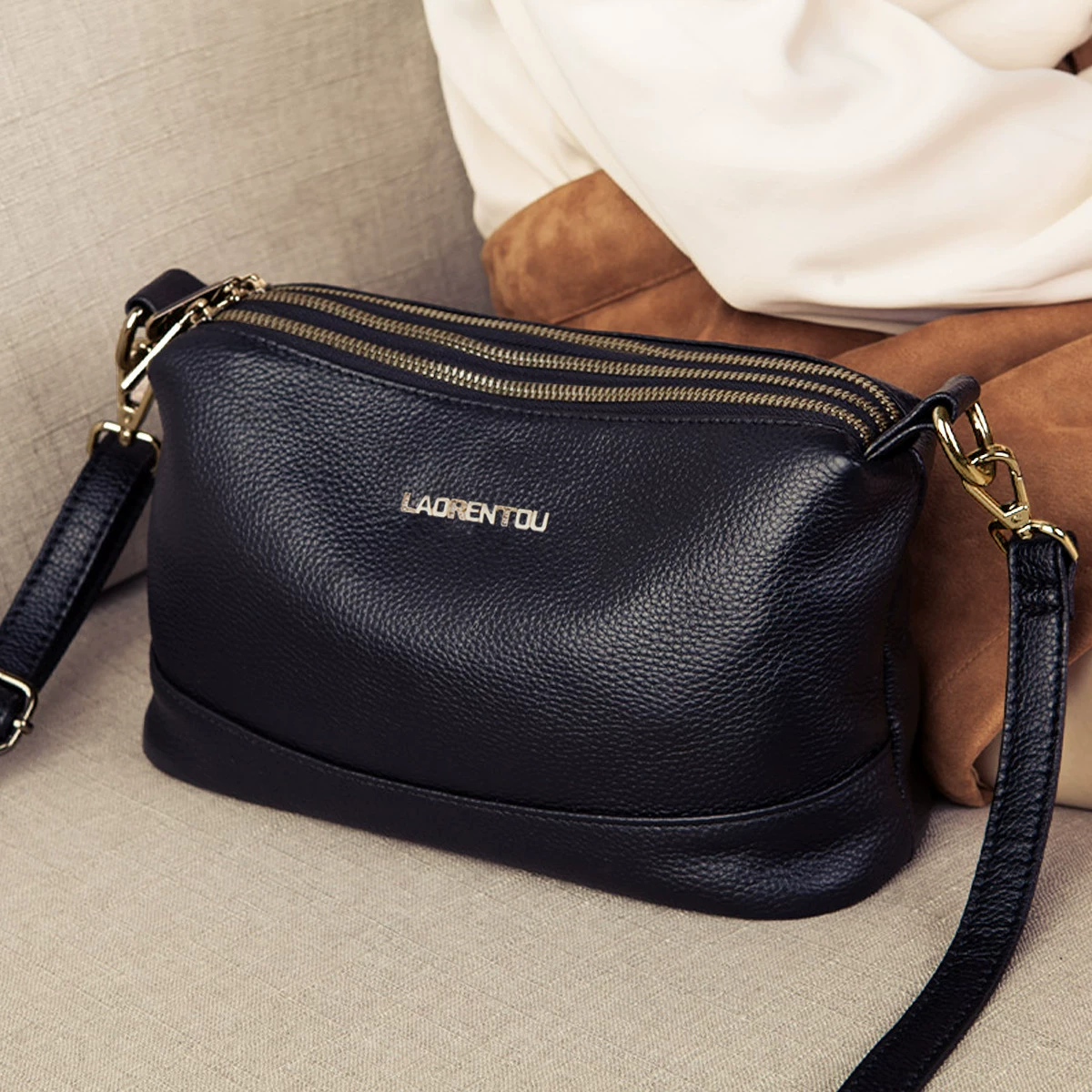 Женская весна/лето 2025, новая модная сумка для мамы из натуральной кожи с верхним слоем, корейская версия, простая повседневная сумка через плечо на одно плечо, дропшиппинг.