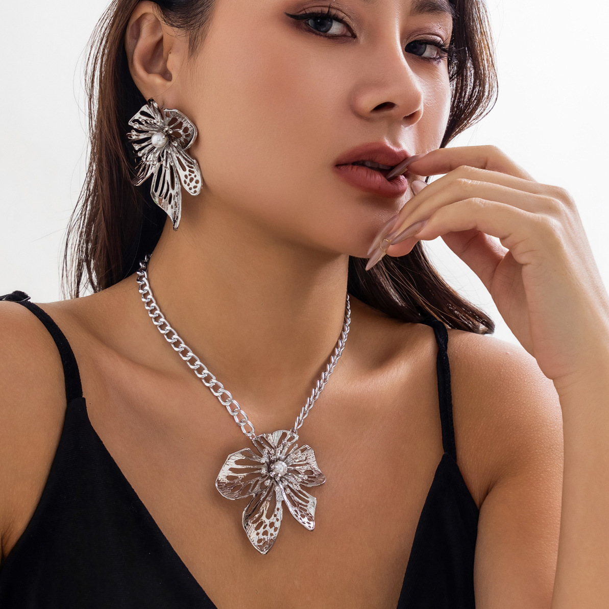 Style IG Exagéré Fleur Perle D'Imitation Alliage Le Fer Placage Femmes Des Boucles D'Oreilles Collier display picture 4